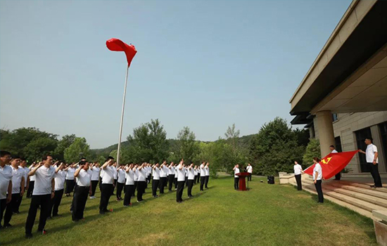 我們的隊(duì)伍像太陽(yáng)